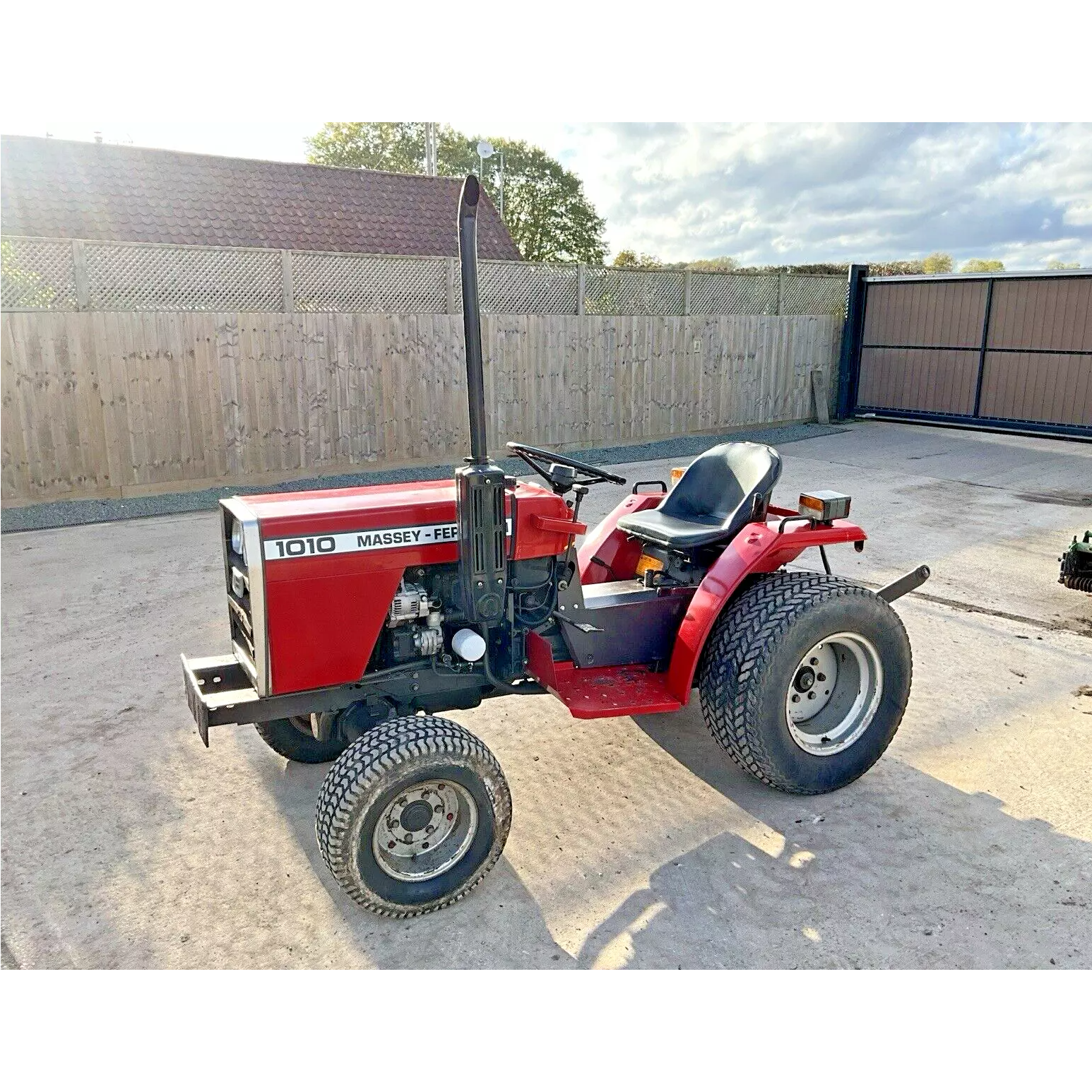 MASSEY FERGUSON 1010 4WD DIESEL COMPACT TRACTOR FITTED WITH TURF TYRES